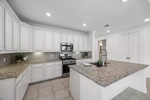 Kitchen - 504 Sage Timbers Ln, Pinehurst, TX 77362 photo 2 of 3