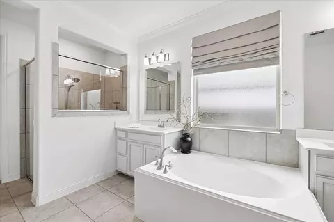 Bath - 504 Sage Timbers Ln, Pinehurst, TX 77362 photo 2 of 4
