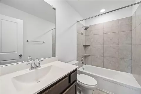 Bath - 504 Sage Timbers Ln, Pinehurst, TX 77362 photo 3 of 4