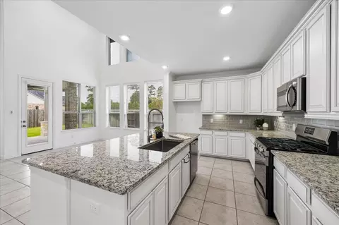 Kitchen - 504 Sage Timbers Ln, Pinehurst, TX 77362 photo 3 of 3