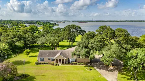 111 S 8th St, Highlands, TX 77562