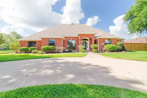 203 Canyon Oak Dr, Lake Jackson, TX 77566
