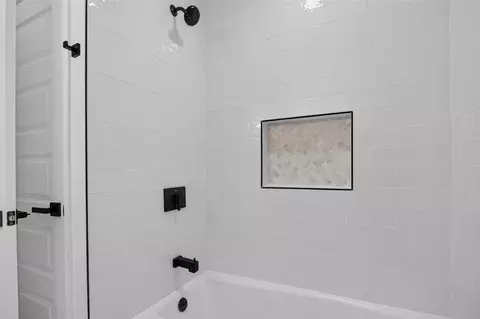 4323 Pine Shadows St, Dickinson, TX 77539