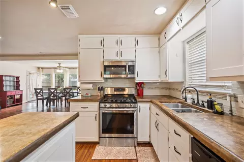 Kitchen - 600 Hampton Hall Ln, Conroe, TX 77302 photo 4 of 5
