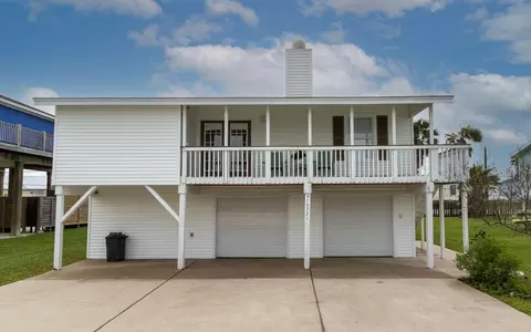 16721 Edward Teach Rd, Jamaica Beach, TX 77554