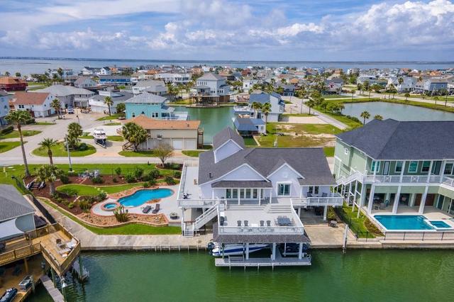 208 Coconut St, Tiki Island, TX 77554