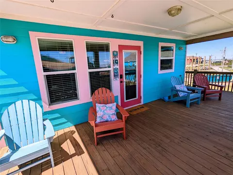 975 Fisherman Dr S, Crystal Beach, TX 77650