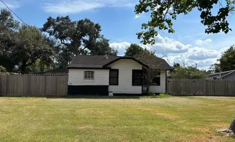 1011 W Phillips St, Alvin, TX 77511