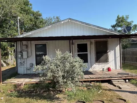 1502 W Crockett St, Beeville, TX 78102