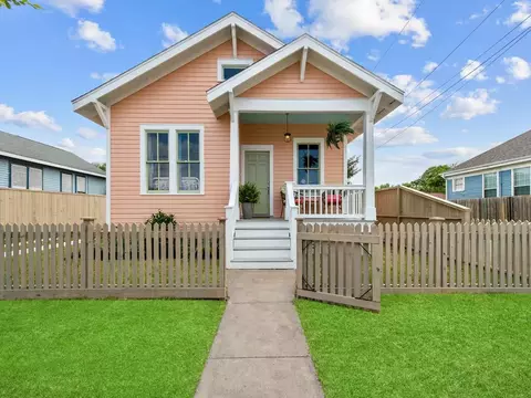 2601 37th St, Galveston, TX 77550