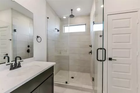 Bath - 4221 Red Cedar Ring Ln, Pinehurst, TX 77362 photo 4 of 7
