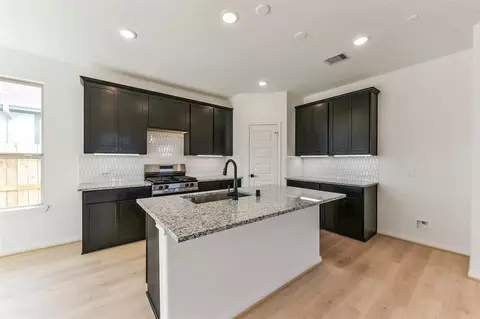 Kitchen - 4221 Red Cedar Ring Ln, Pinehurst, TX 77362 photo 2 of 7