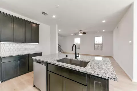 Kitchen - 4221 Red Cedar Ring Ln, Pinehurst, TX 77362 photo 5 of 7