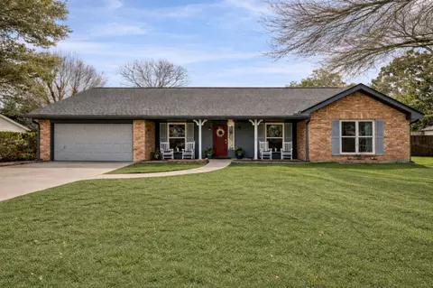403 Colonial Dr, Friendswood, TX 77546
