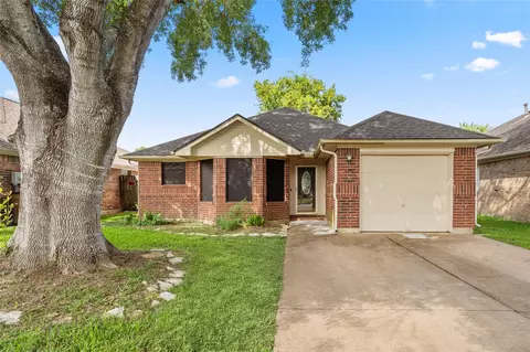 2721 Overland Trl, Dickinson, TX 77539