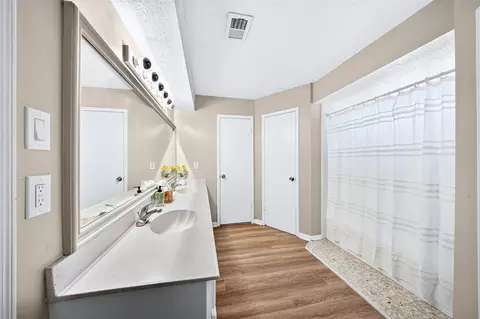 Bath - 6507 Spring Leaf Dr, Spring, TX 77379 photo 4 of 7