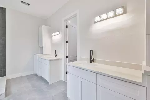 Bath - 40 Trellis Ct, Conroe, TX 77304 photo 1 of 3