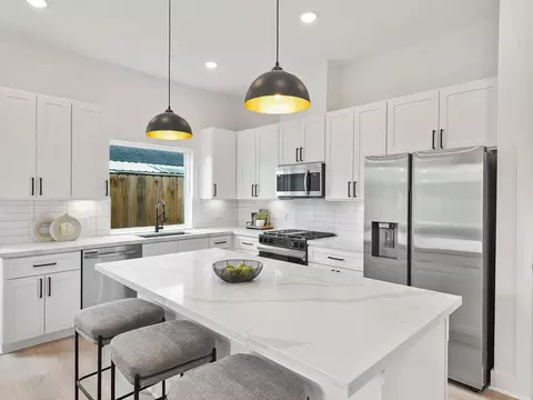 241 Rebecca St #B, Houston, TX 77022