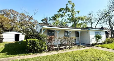 1113 E Cedar St, Angleton, TX 77515 photo 1