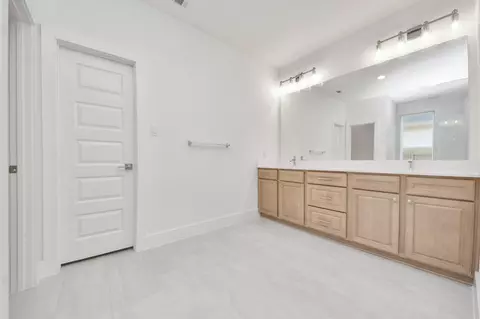 Bath - 3038 Native Spring Dr, Spring, TX 77373 photo 2 of 7