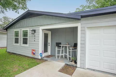 846 S Anderson St, Angleton, TX 77515