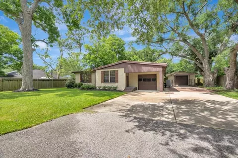 527 S Iowa Ave, League City, TX 77573
