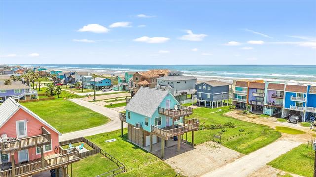 110 Pelican Pl, Surfside Beach, TX 77541