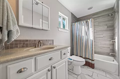 Bath - 2240 Meyer Rd, Beasley, TX 77417 photo 3 of 3