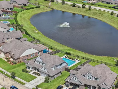 9706 Suffolk Downs Dr, Mont Belvieu, TX 77523