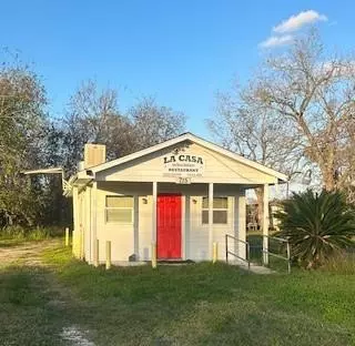 715 E Milam St, Wharton, TX 77488 photo 1