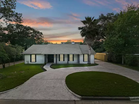 2402 Chimney Rock Rd, Houston, TX 77056