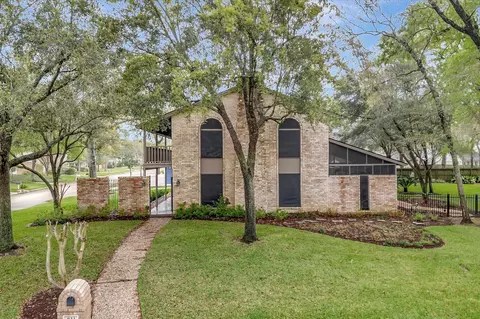822 Devonport Ln, Seabrook, TX 77586
