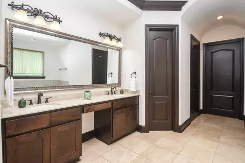 Bath - 24387 Lenze Rd, Spring, TX 77389 photo 2 of 4