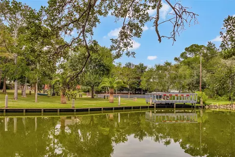 107 Bayou Glen St, Hitchcock, TX 77563