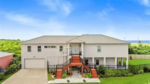 202 Debbie Ln, San Leon, TX 77539