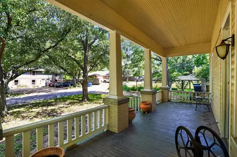Exterior - 106 E Valverde St, Brenham, TX 77833 photo 3 of 11