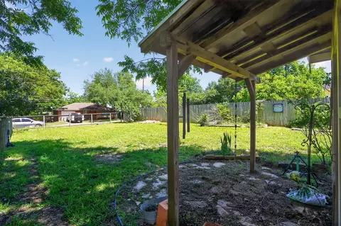 Exterior - 106 E Valverde St, Brenham, TX 77833 photo 10 of 11