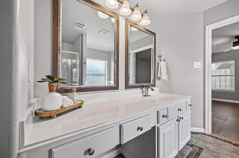 Bath - 21715 Texian Ct, Spring, TX 77388 photo 3 of 6