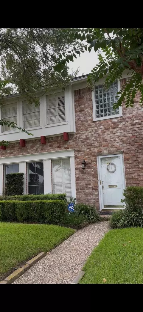 10149 Kemp Forest Dr, Houston, TX 77080