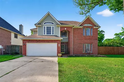 915 Highland Woods Dr, Highlands, TX 77562