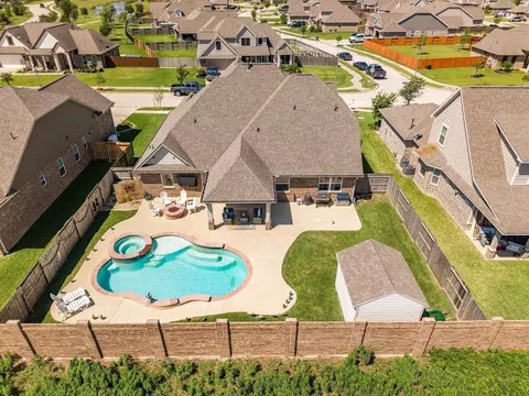 9810 Santa Anita Dr, Mont Belvieu, TX 77523