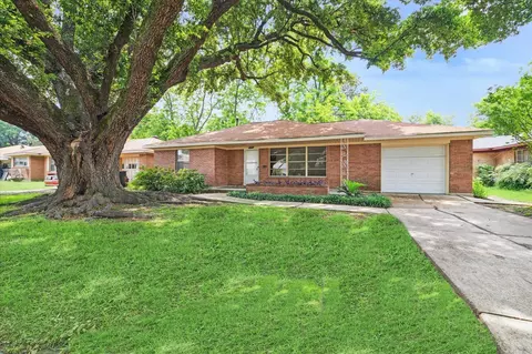 225 W Spreading Oak Dr, Houston, TX 77076