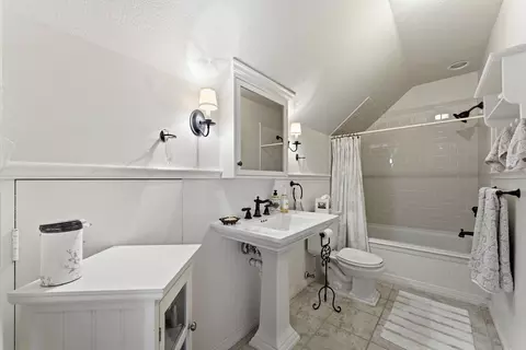 Bath - 147 N Taylor Point Dr, Spring, TX 77382 photo 5 of 6