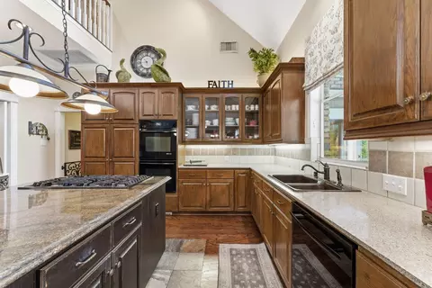 Kitchen - 147 N Taylor Point Dr, Spring, TX 77382 photo 3 of 5