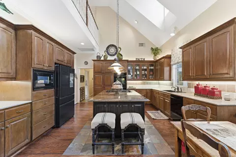 Kitchen - 147 N Taylor Point Dr, Spring, TX 77382 photo 4 of 5