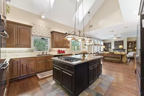Kitchen - 147 N Taylor Point Dr, Spring, TX 77382 photo 2 of 5