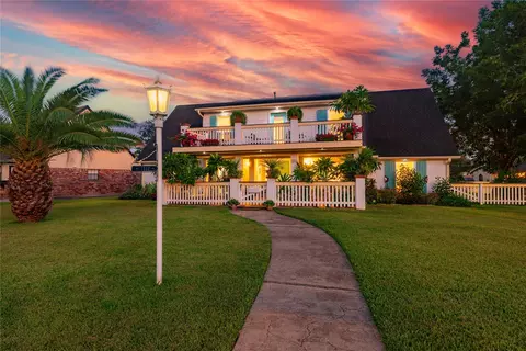 1902 Port Royal Dr, Nassau Bay, TX 77058