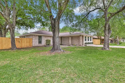 2403 Heather St, Highlands, TX 77562