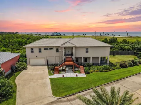 202 Debbie Ln, San Leon, TX 77539