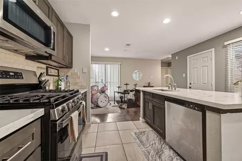 Kitchen - 2519 Spring Dusk Ln, Spring, TX 77373 photo 4 of 6